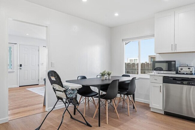 Building Photo - 422 Morse Ave