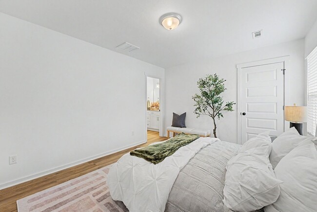 Building Photo - 4 Bed, 2 Bath Home !!