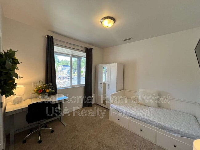 Building Photo - 2705 W Windtree Dr