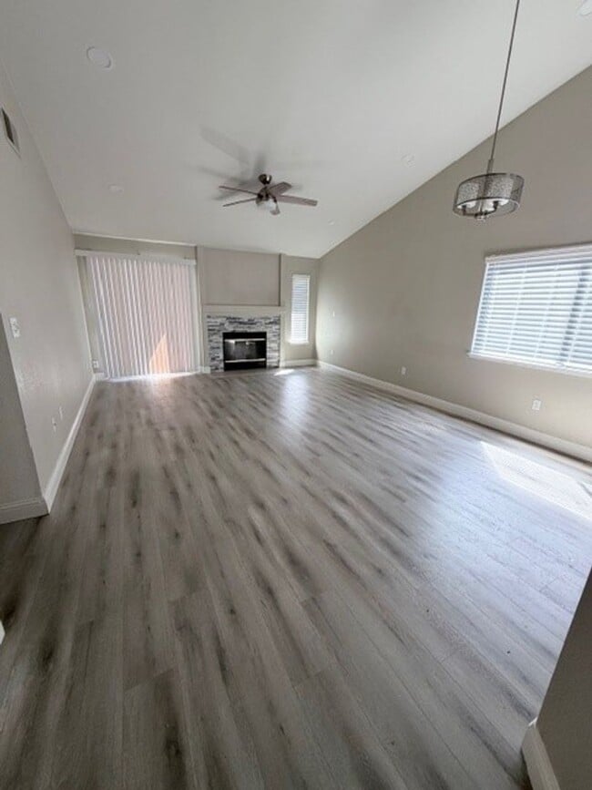 Building Photo - 7625 Canyon Clover Dr