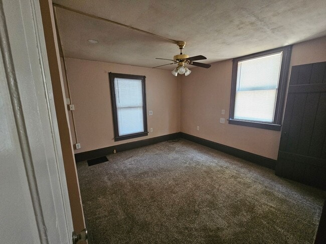 Building Photo - Big 3 bed 2 bath home