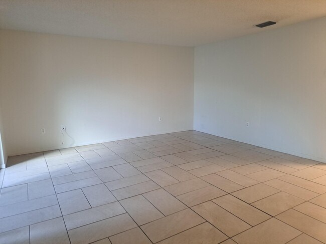 Building Photo - 2050 Oleander Blvd