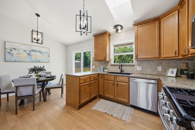 Building Photo - 3261 5 Oaks Dr