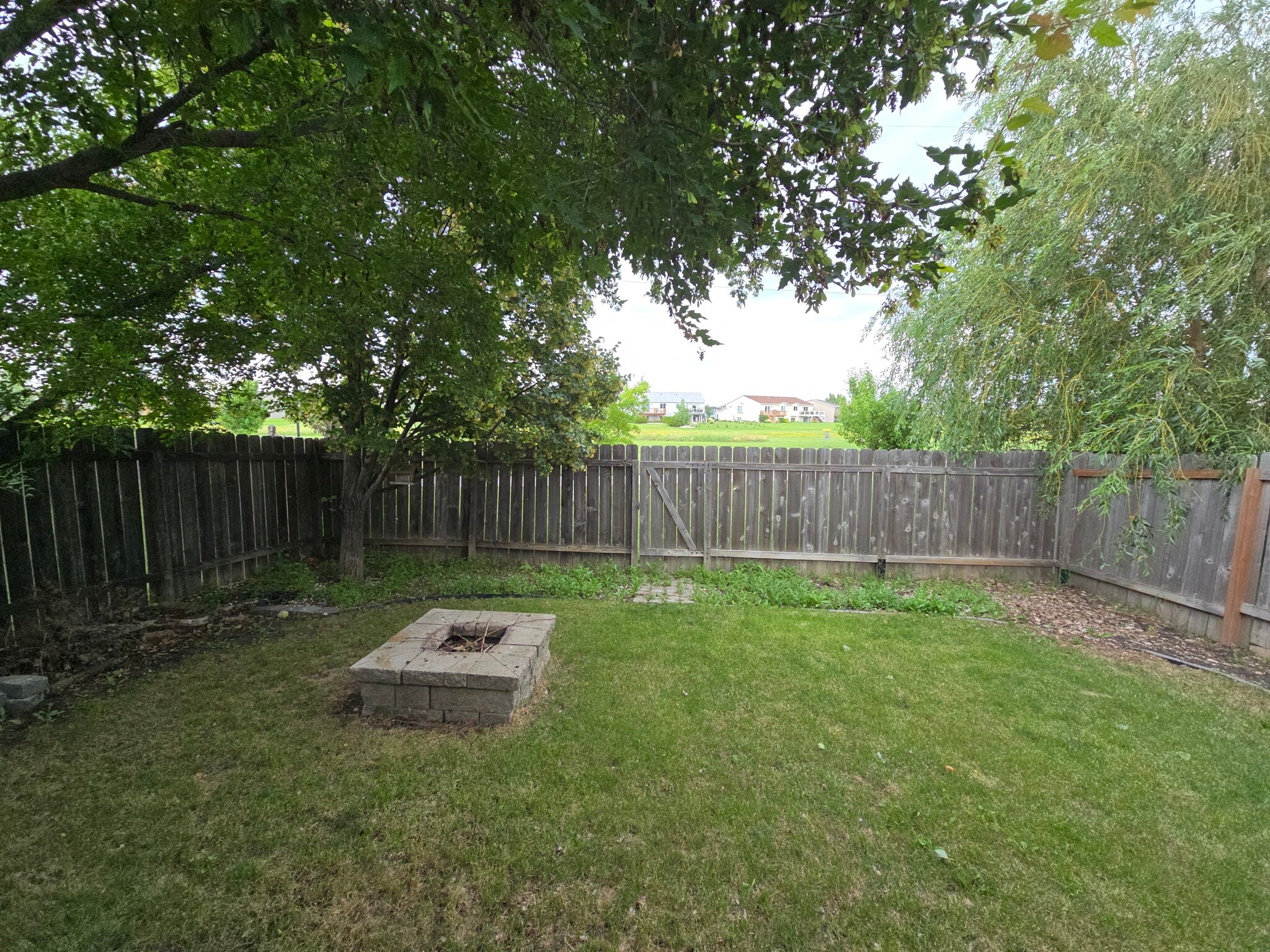 Back Yard Fire Pit - 994 38 1/2 Ave W