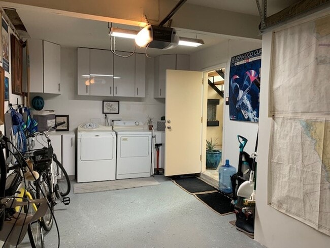 Building Photo - Coastal Living at Its Best | 3 Bed + 2 Bat...