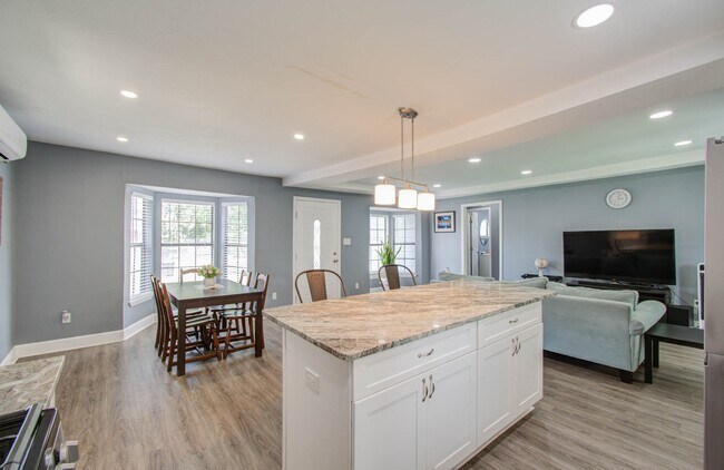 Building Photo - 3330 Kelton St