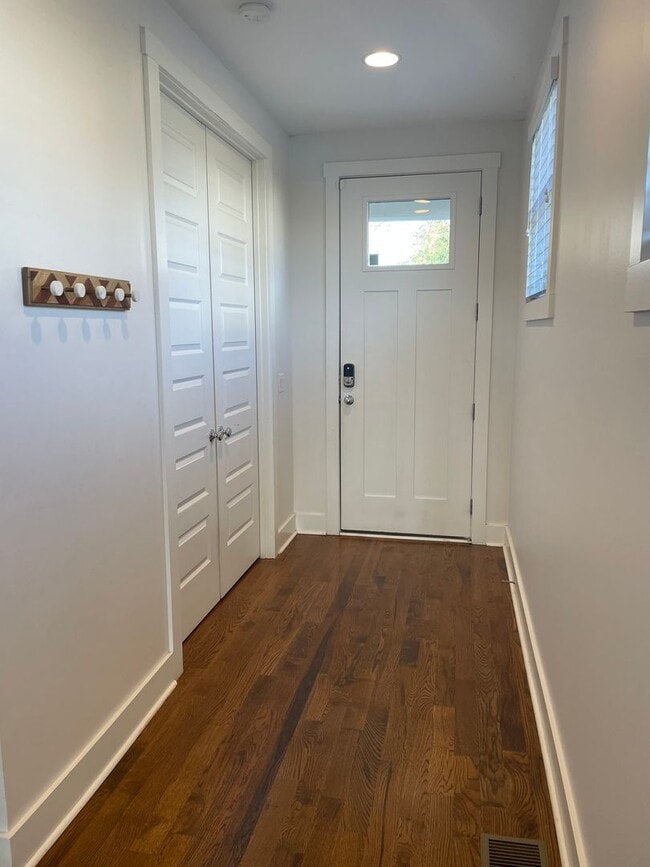 Building Photo - 561A Veritas St