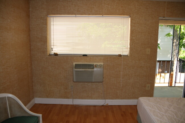 Building Photo - Efficiency Apartment Close to AU Campus