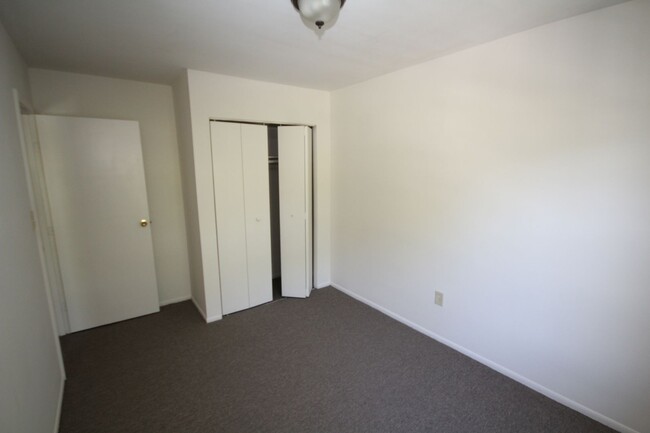 Building Photo - Freshly renovated 3 bedroom with bonus roo...