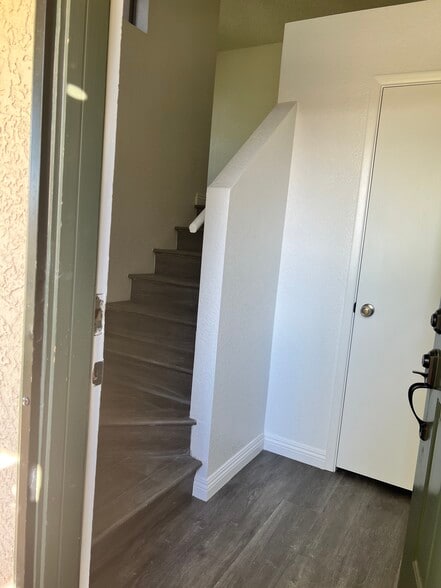 Entrace/stairway - 839 S Westwood