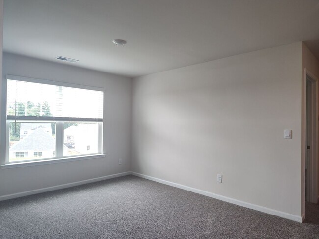 Building Photo - Beautiful New  Build Home located in the S...