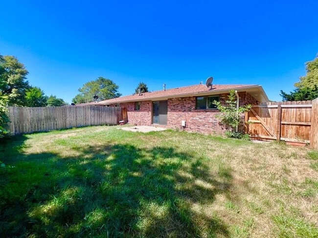Building Photo - NEW PAINT, FLOORING & APPLIANCES! 2 Bedroo...