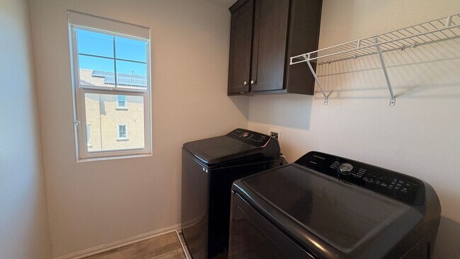 Building Photo - Modern Townhouse in Fairview Community of Bonsall