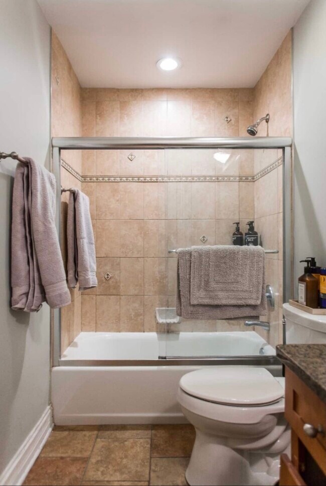 Building Photo - 1525 N Maplewood Ave