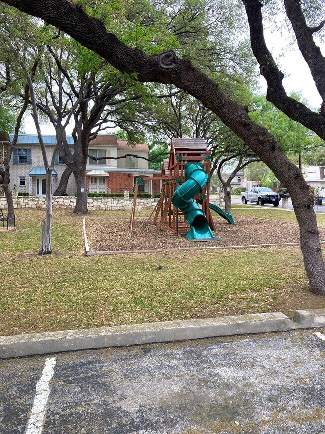 Building Photo - Maintenance free living in this updated condo