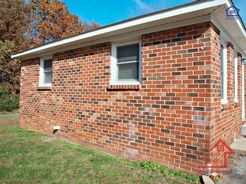 Building Photo - 500 Skyline Dr