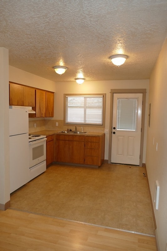 Building Photo - SE Arista Dr - 1 bedroom apartment in the ...
