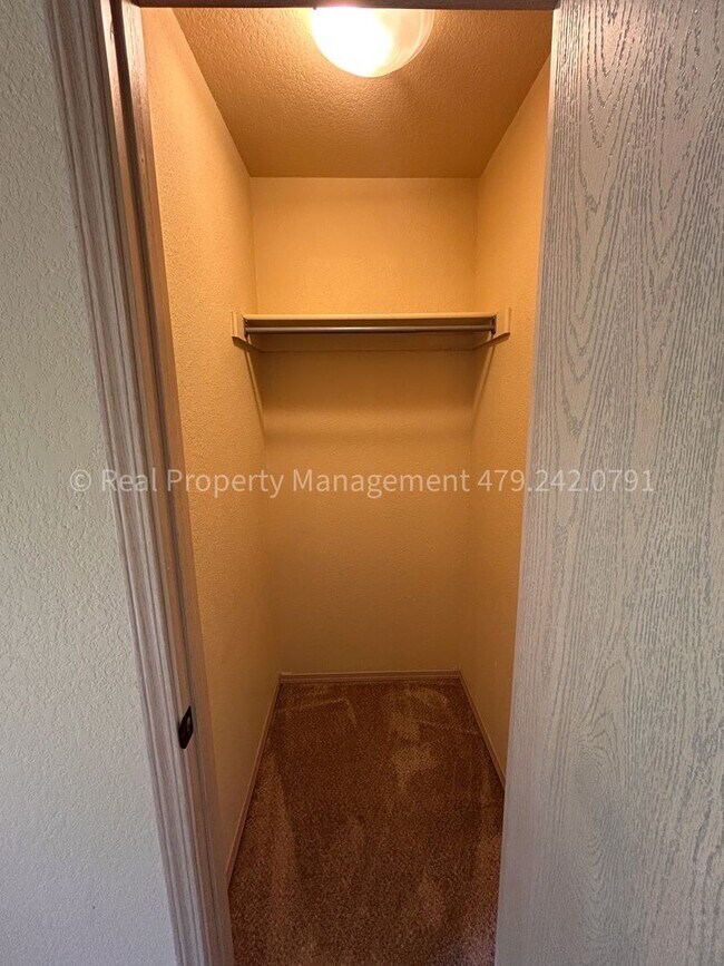 Building Photo - MOVE IN SPECIAL! HALF OFF MOVE IN RENT! Re...