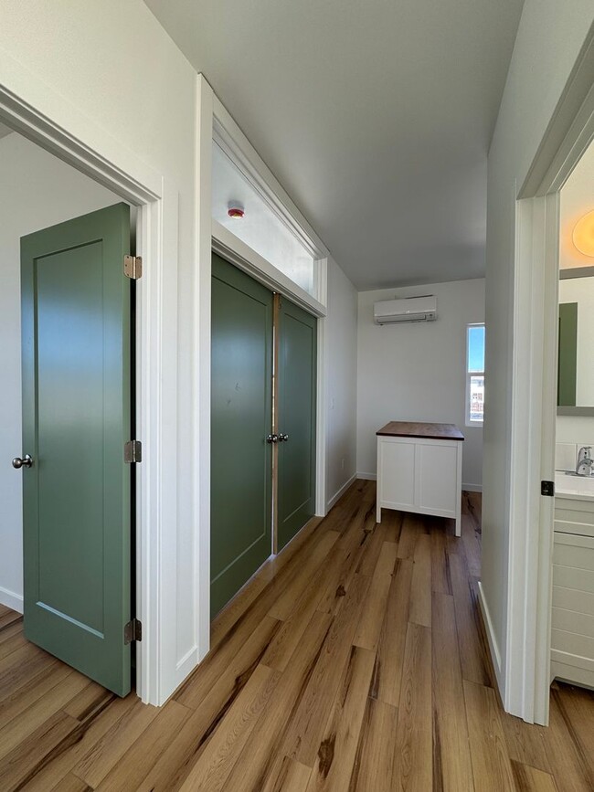 Building Photo - 1BR, 1BA with Huge Garage
