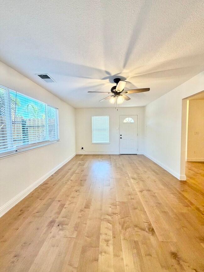 Building Photo - Beautifully updated 3 bedroom 2 bathroom duplex in Carmichael!