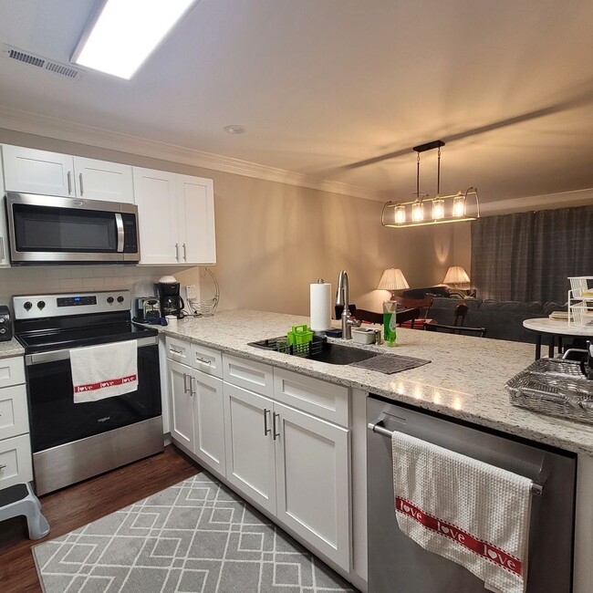 Building Photo - Furnished 3 BR, 3 BH Townhouse in Wilmington!