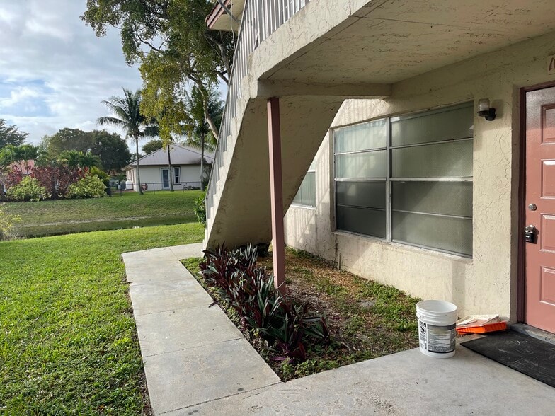 Building Photo - 10802 Royal Palm Blvd