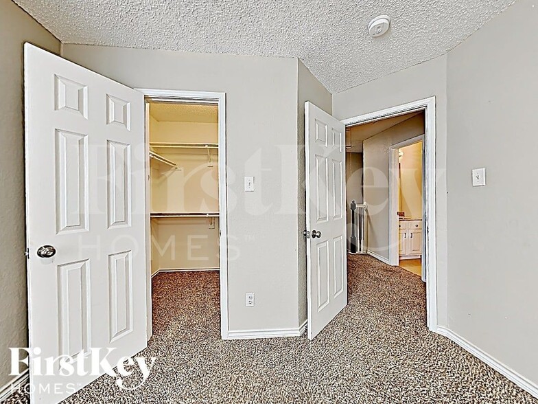 Building Photo - 5611 Chimney Rock Dr