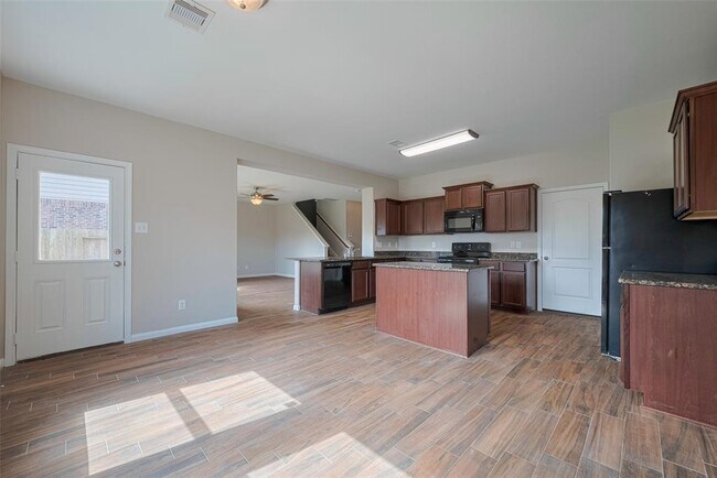 Building Photo - 5123 Oak Briar Ln
