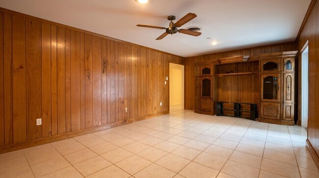 Building Photo - 4007 Greenwood Dr