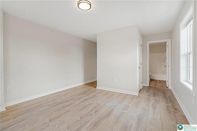 Building Photo - 2039 Clermont St