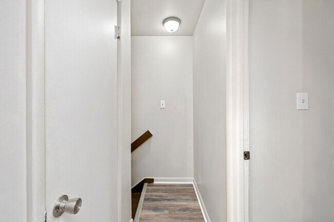 Building Photo - Renovated 3 Bedroom Unit!