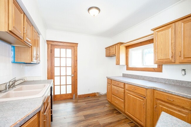 Building Photo - 3 BED 1 BATH BEAUTIFUL SINGLE FAMILY HOME ...