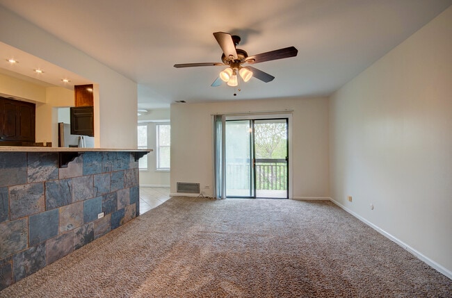 Building Photo - 2210 Country Club Dr