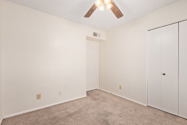 Building Photo - Comfortable 3-Bed, 2-Bath Home in Glendale...