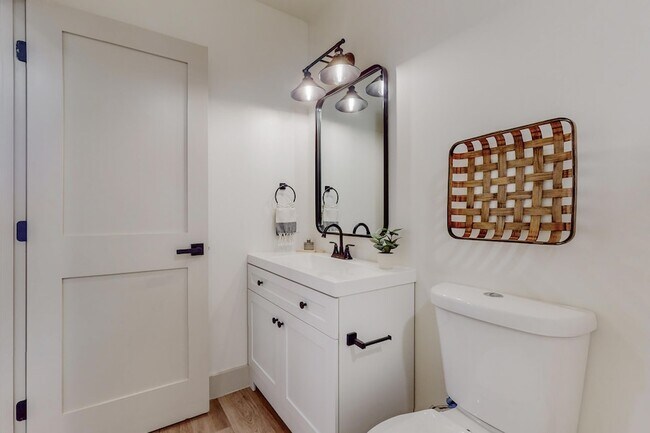 Building Photo - 223 Sierra Dr SE