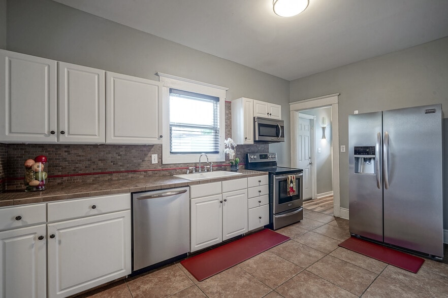 Large fully equipped kitchen - 17 N Randolph St