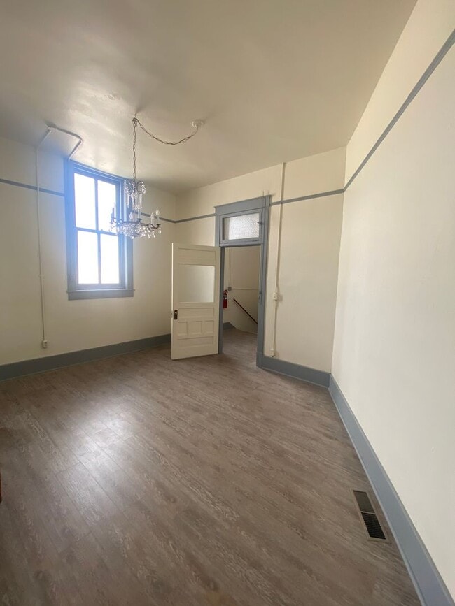 Building Photo - Main Street Upstairs Apartment in Aztec