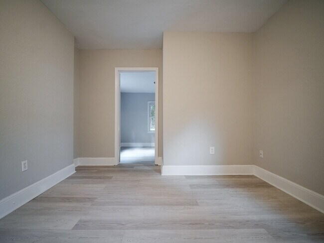 Building Photo - "Charming 4-Bedroom Gem in Charlotte - Cozy Living with Spacious Comfort!"
