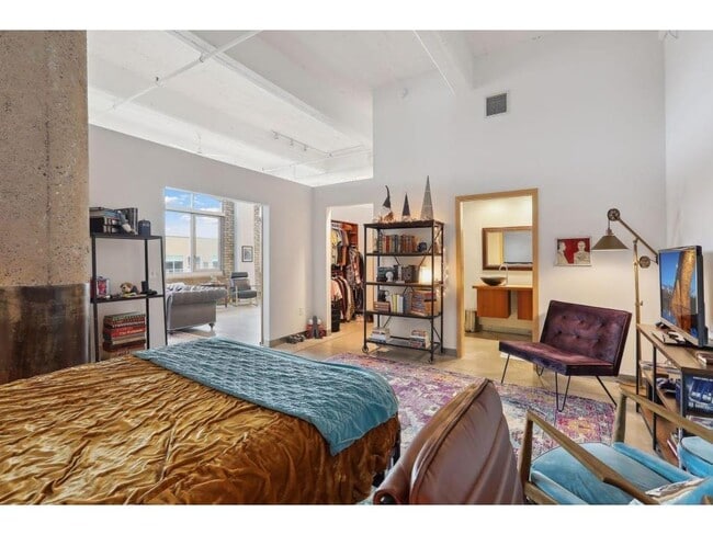 Building Photo - 700 N Washington Ave