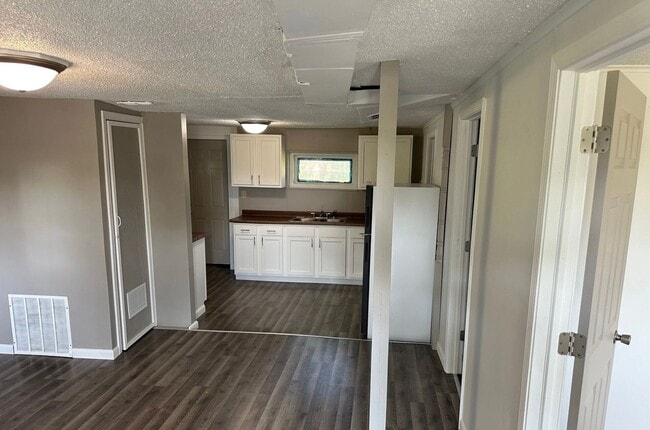 Building Photo - Charming 1 Bed House