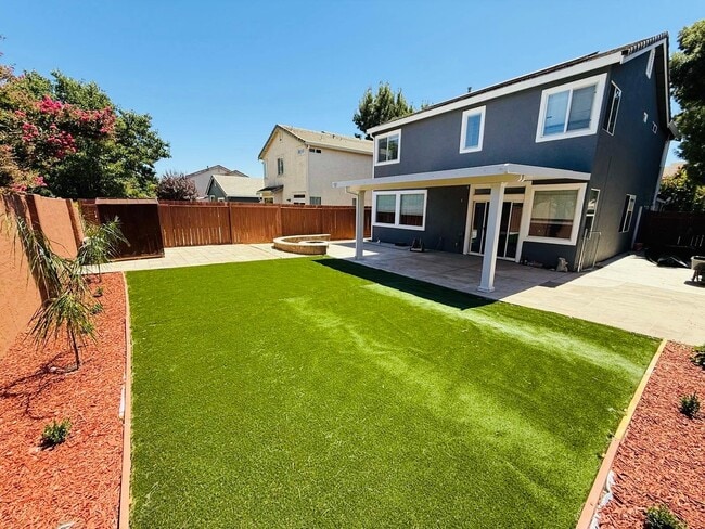 Building Photo - 565 Edenderry Dr