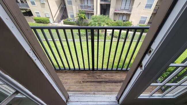 Building Photo - Gated, Updated 2 bedroom, 1 bath Condo in ...