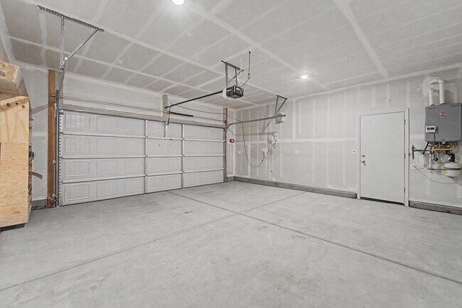 Building Photo - Big 3 bedroom 3 bath in Plumas Lake