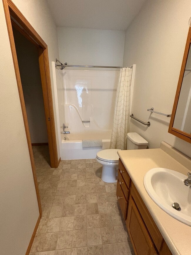 Building Photo - 1104 E 15th St