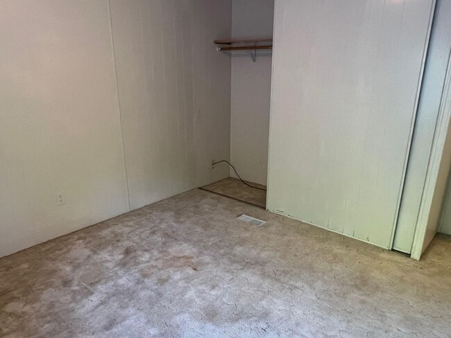 Building Photo - Springfield Riverfront Home