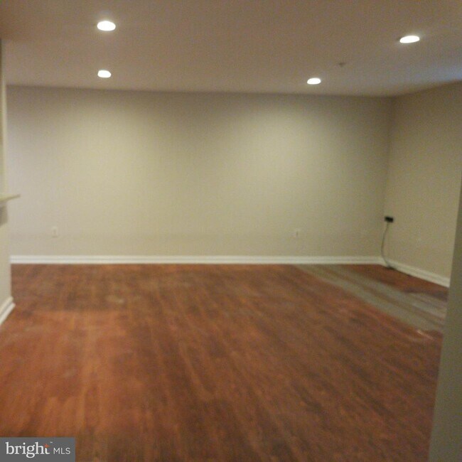 Building Photo - 9812 Lake Point Ct