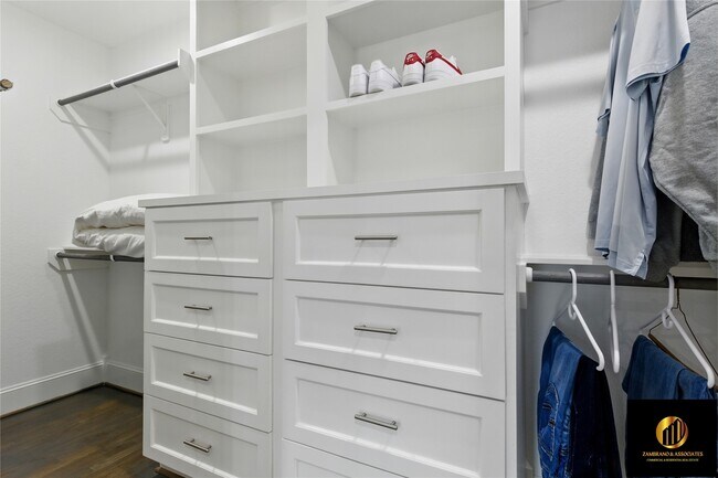 Building Photo - 522 Caplin St