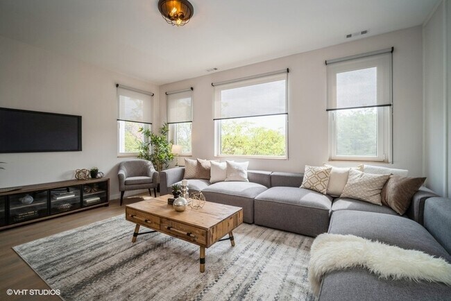 Building Photo - 1100 S Western Ave