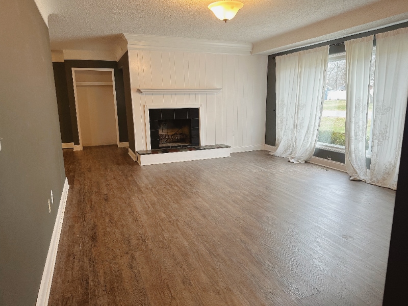 Building Photo - 671 Crest Ln E