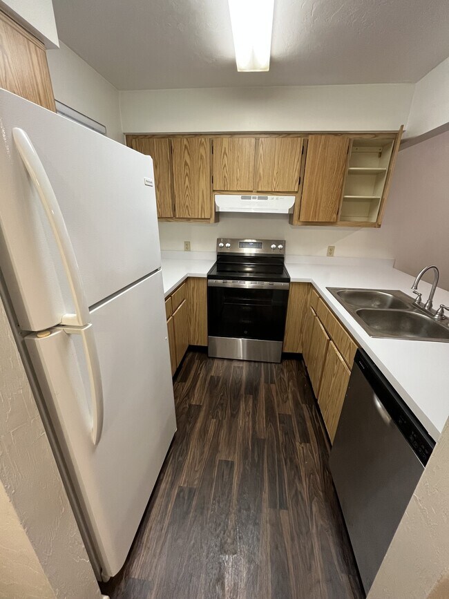Building Photo - 2560 SW 31st Pl